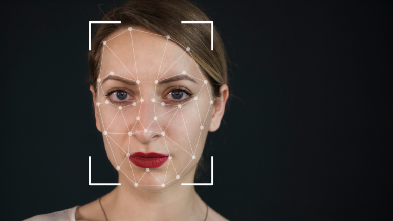 Comment les Deepfakes alimentent un nouveau type de cybercriminalité - CloudSavvy IT
