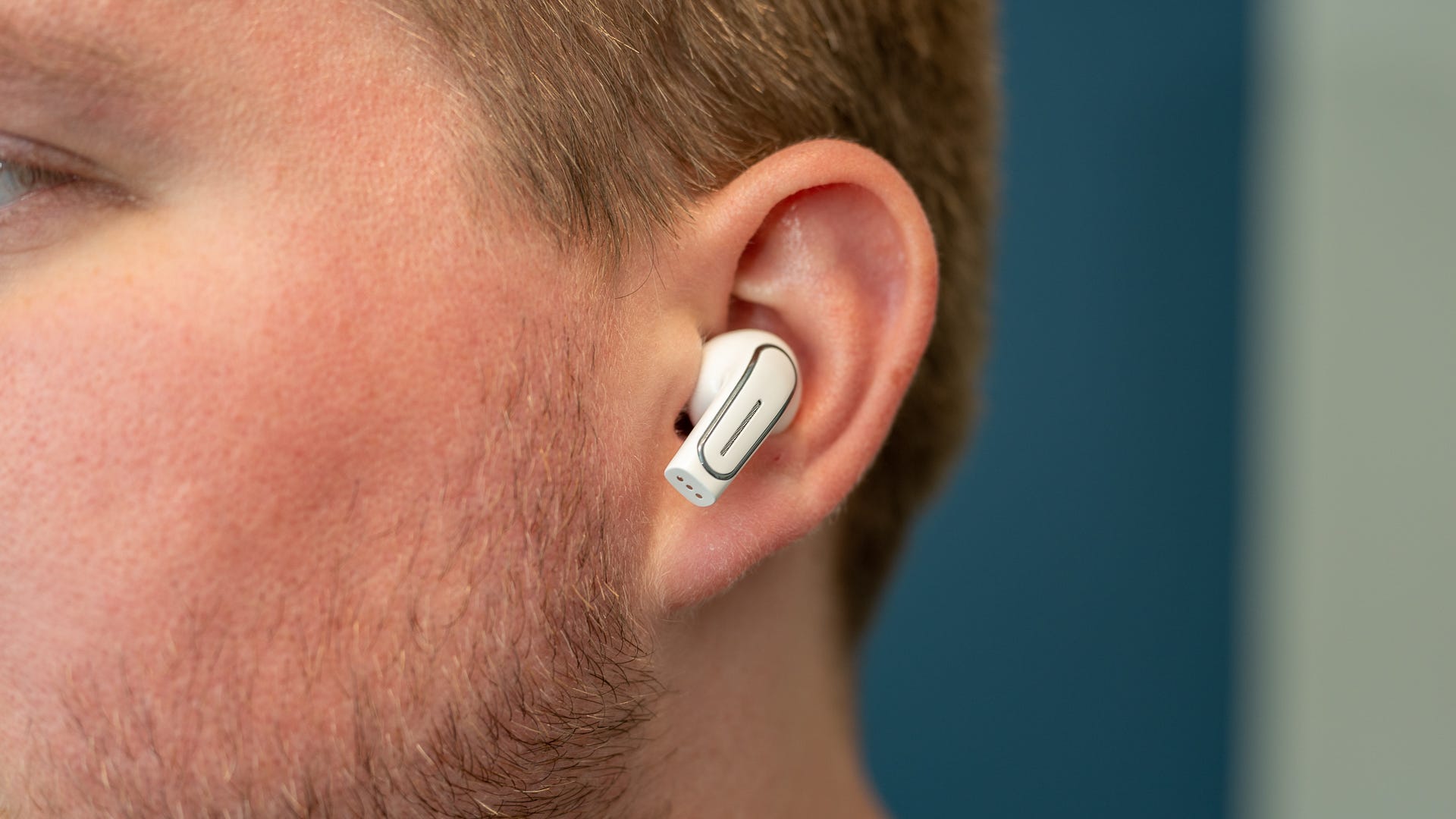 Un écouteur à l'intérieur d'une oreille