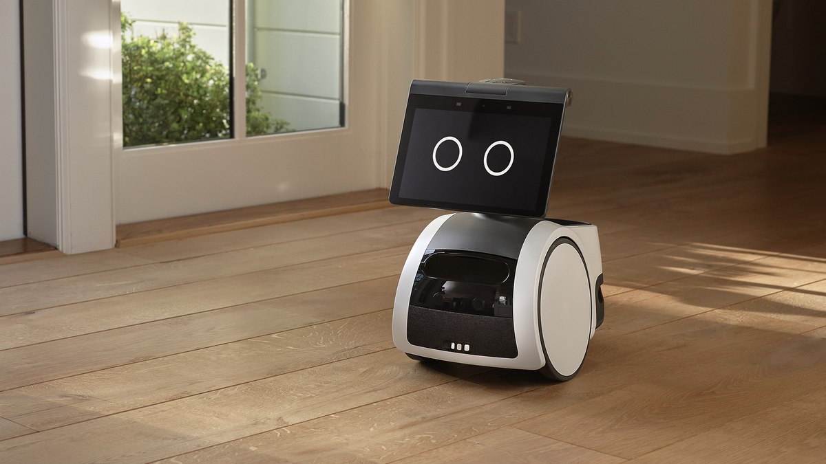 Amazon Astro sur un plancher de bois franc.