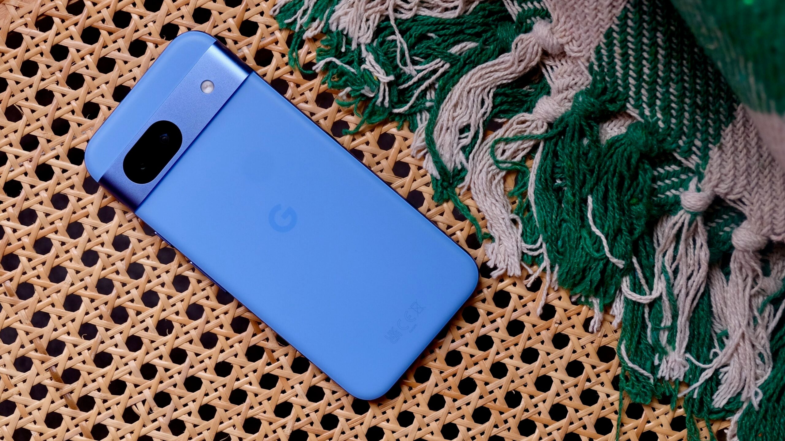 Le pixel 8a est maintenant près de la moitié du prix de l'iPhone 16E