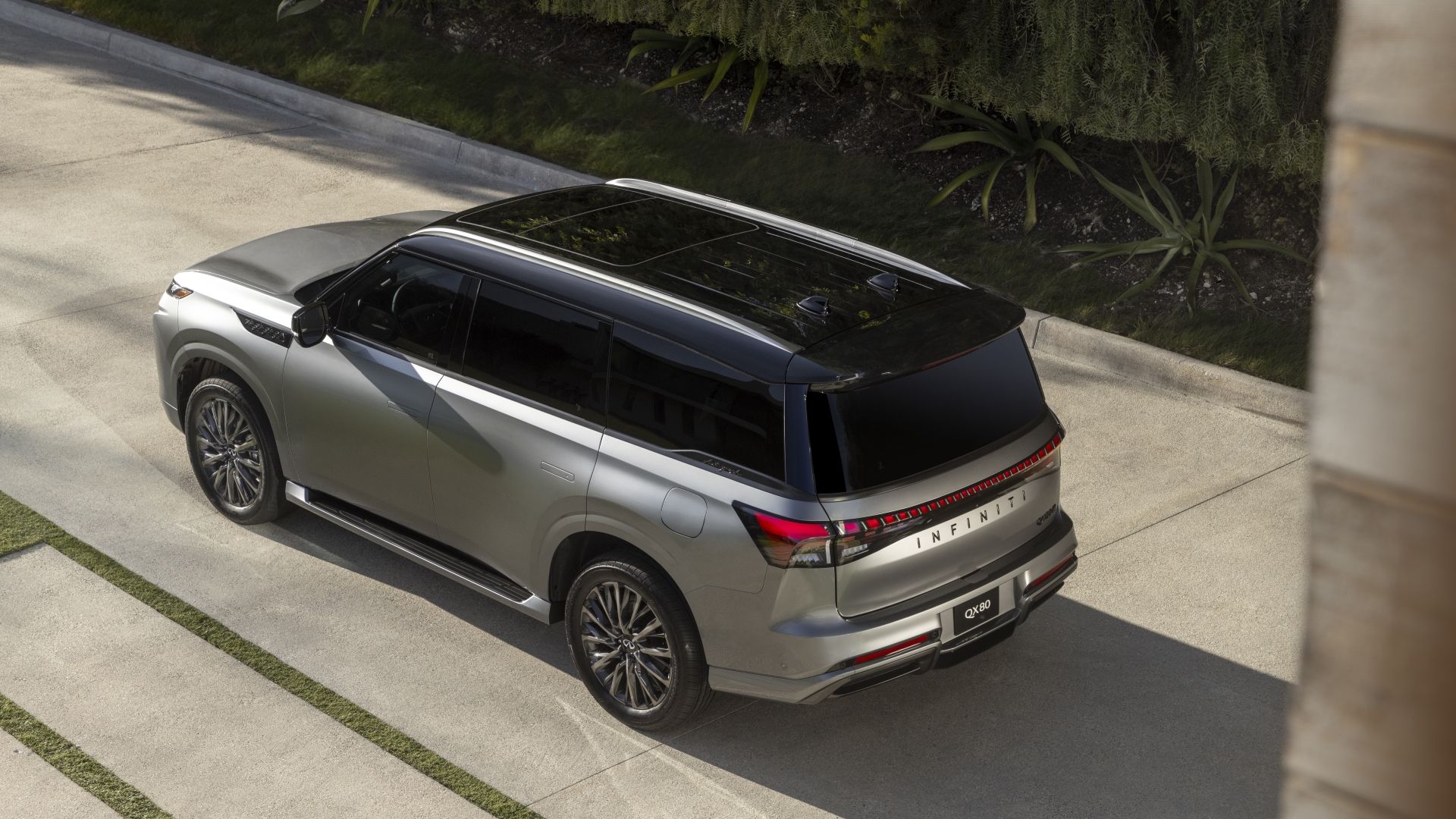 Rear 3/4 shot of a 2025 Infiniti QX80