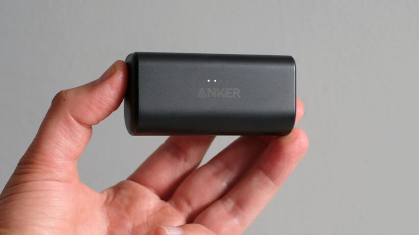 Anker Nano Power Bank 22.5W Revue à la main avec des lumières