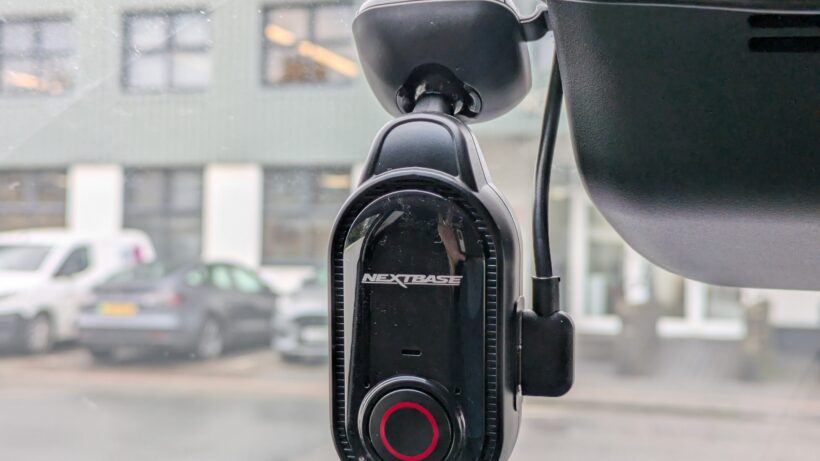 Photo avant de l'appareil photo installé dans la voiture