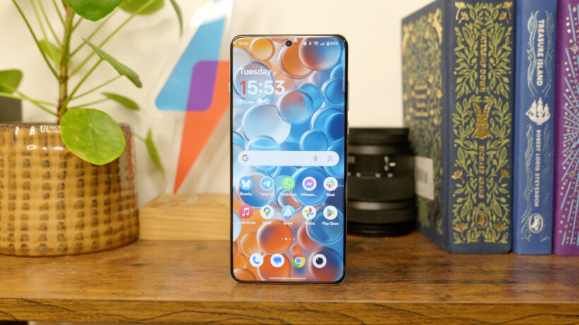 OnePlus-13-avant-debout