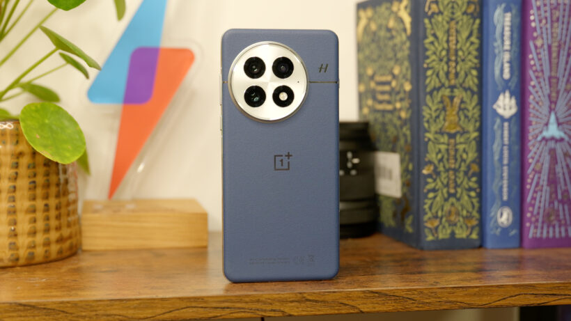 OnePlus 13 - dos - debout