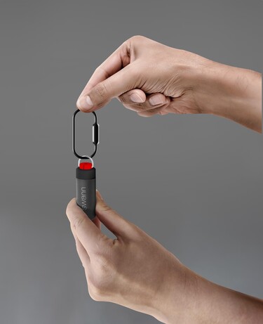 L'alarme personnelle Swann Active Response est maintenue sur un fond gris