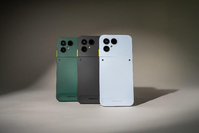 Trois Fairphone 6 sous les projecteurs