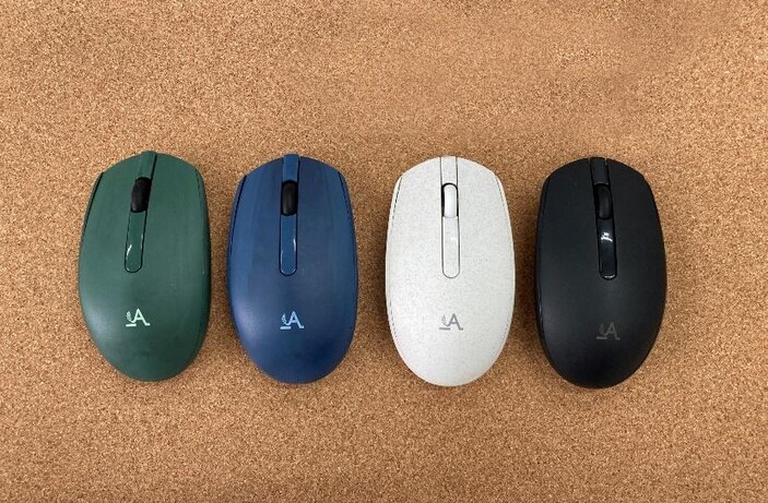 Quatre souris sans fil multi-appareils Accuratus Bio M100 sur un tableau en liège