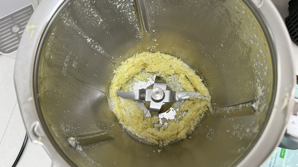 Thermomix TM7 citron moulu et sucre