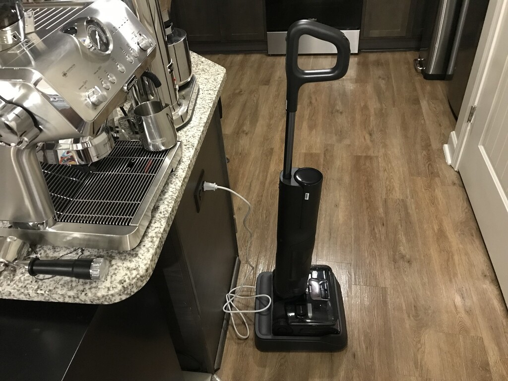 Aspirateur sec et humide ultra Roborock F25 branché pour charger