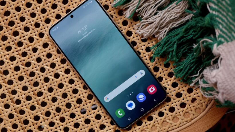 Samsung Galaxy S24 sur une chaise