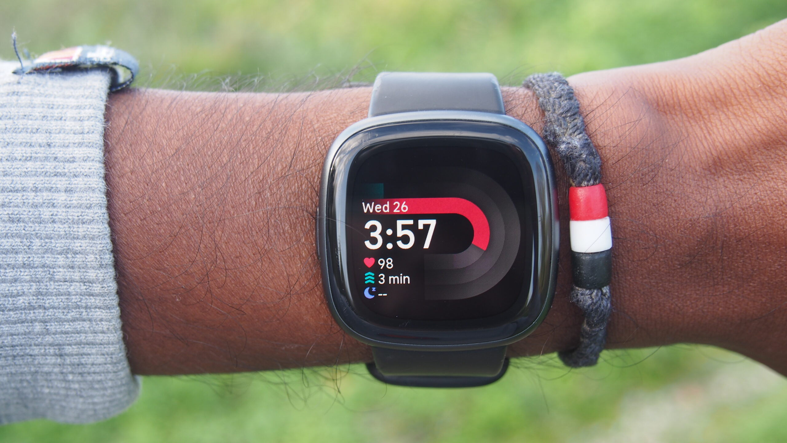 Ne dépensez pas une fortune en portables lorsque le Fitbit Versa 4 est aussi bon marché