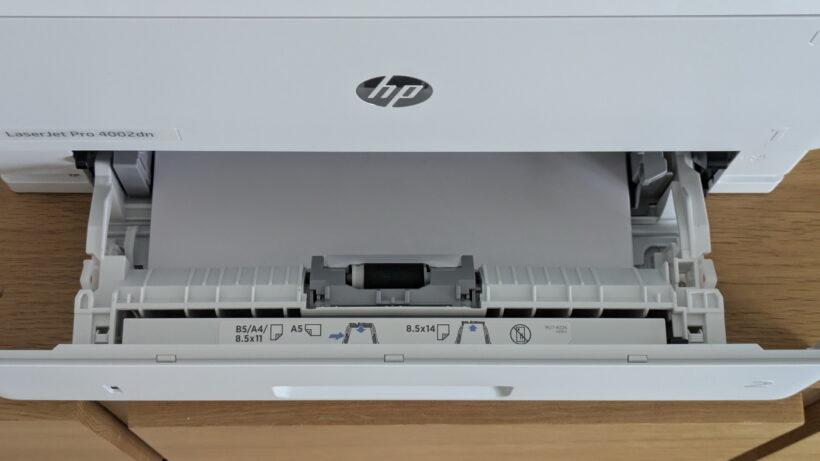 Vue de dessus avant du bac légèrement ouvert, montrant les marquages ​​sur le papier