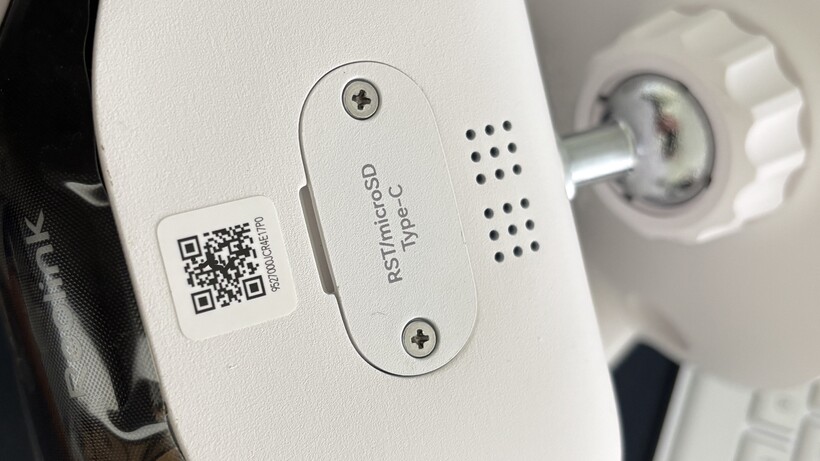 Reolink Elite Floodlight WiFi Review Couvercle de l'emplacement pour carte SD