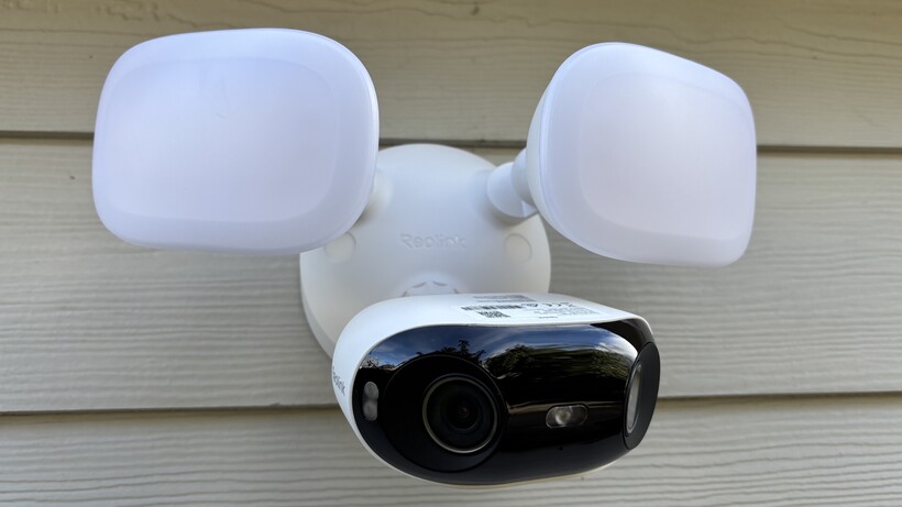 Reolink Elite Floodlight WiFi Review sur le mur