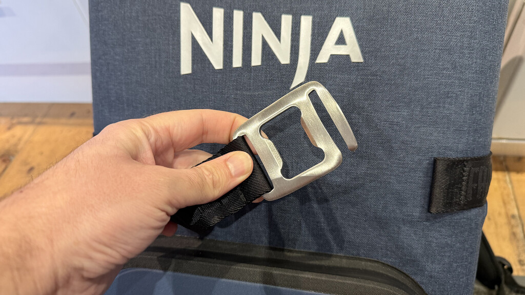 Ouvre-bouteille Ninja FrostVault Go à la main