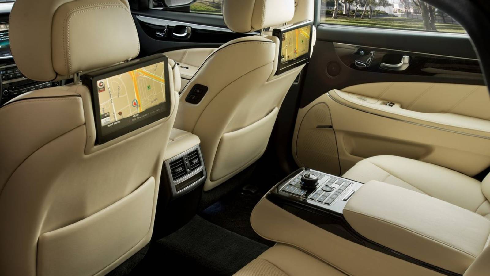 La berline de luxe V8 avec sièges arrière inclinables coûte moins cher qu'une Corolla