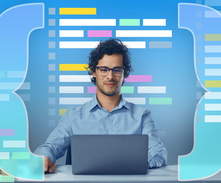 Homme travaillant sur un ordinateur portable avec de grandes accolades de chaque côté et des lignes de code colorées en arrière-plan.