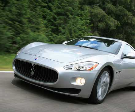 Photo d'action 3/4 avant d'une Maserati GranTurismo 2008 