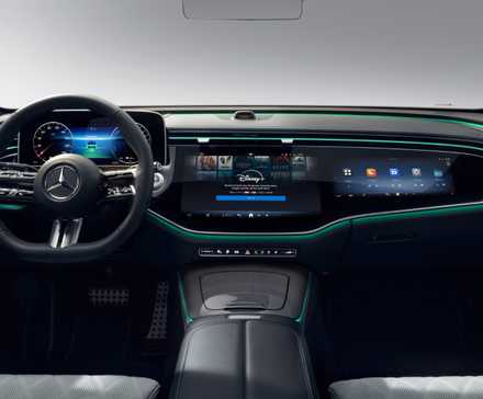 Gros plan d'un intérieur Mercedes-Benz avec l'écran d'infodivertissement affichant Disney+.