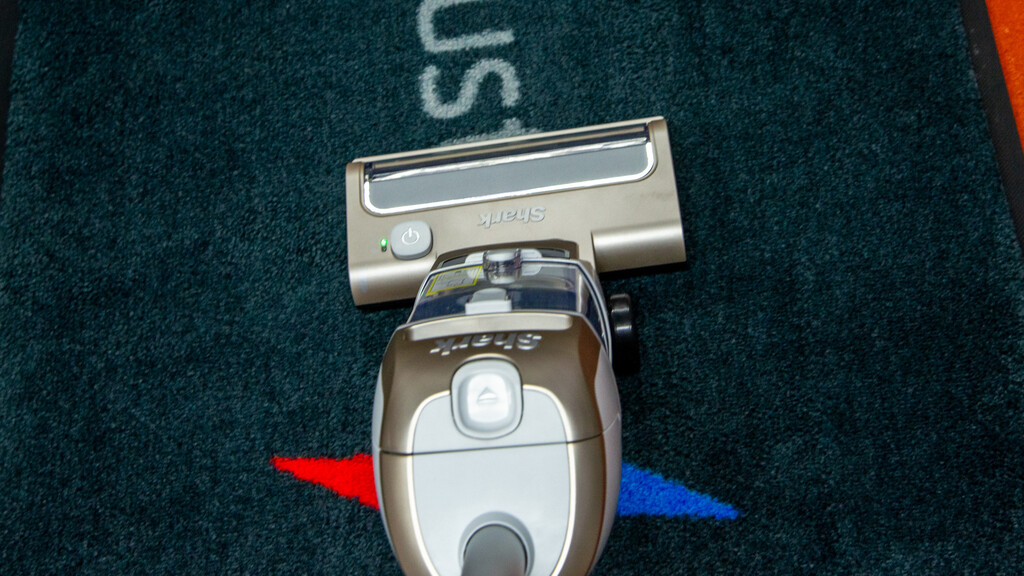 Aspirateur vertical sans fil Shark Freestyle Pro SV2000UK en cours d'utilisation