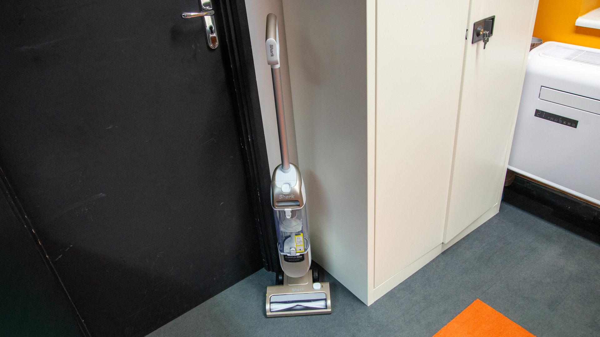 Examen de l'aspirateur vertical sans fil Shark Freestyle Pro SV2000UK