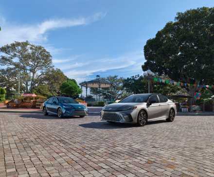 Plan 3/4 avant de deux Toyota Camry 2025 garées côte à côte
