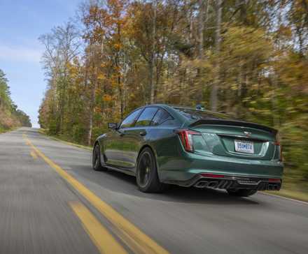 Plan 3/4 arrière d'une Cadillac CT5-V Blackwing 2025