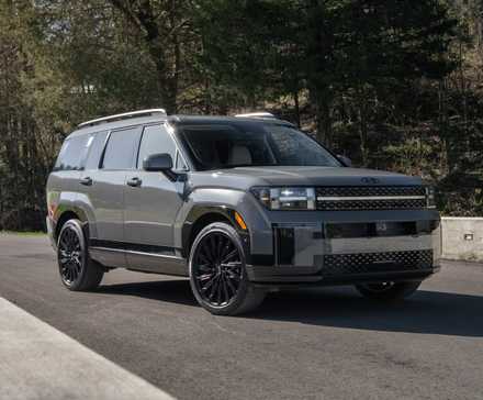 Plan 3/4 avant d'un Hyundai Santa Fe 2025