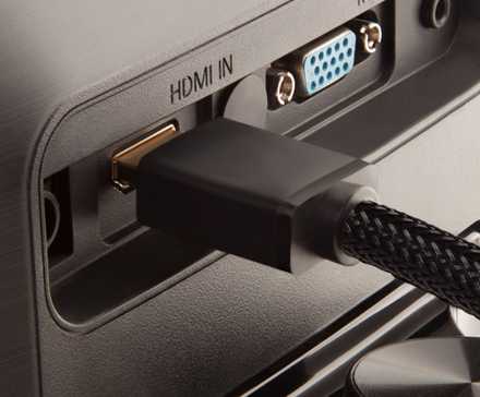 Un câble HDMI branché à l'arrière d'un moniteur.