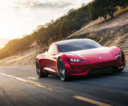 Plan dynamique 3/4 avant d'un Tesla Roadster rouge.