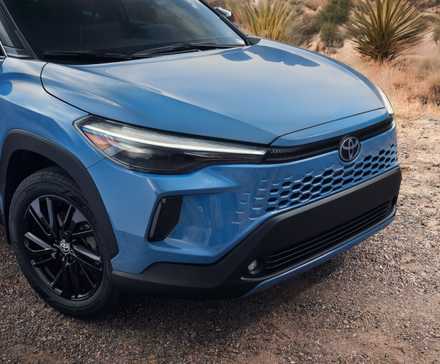 Gros plan de l’avant d’une Toyota Corolla Cross 2026 bleue.