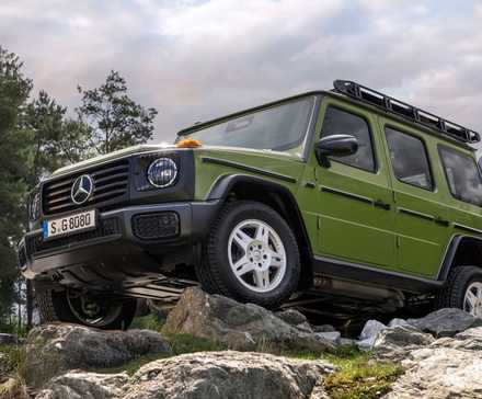 Plan 3/4 avant de la Mercedes-Benz Classe G Édition PLUS FORTE QUE LE tout-terrain des années 1980.