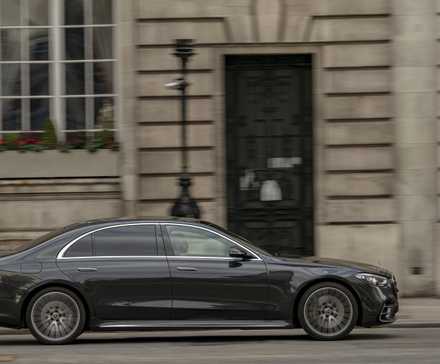 Photo d'action de profil latéral d'une Mercedes-Benz Classe S 2025