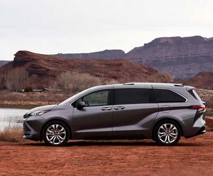 Vue de profil latérale d'une Toyota Sienna 2024
