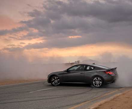 Plan d'action latéral d'une Hyundai Genesis Coupé 2013 en train de dériver