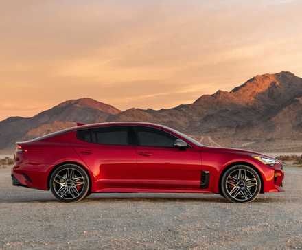 Vue de profil latérale d'une Kia Stinger 2022 