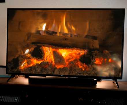 Cheminée sur une télé.