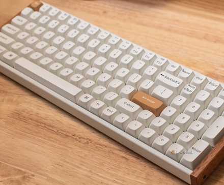 Le Keychron K4 HE sur un bureau.