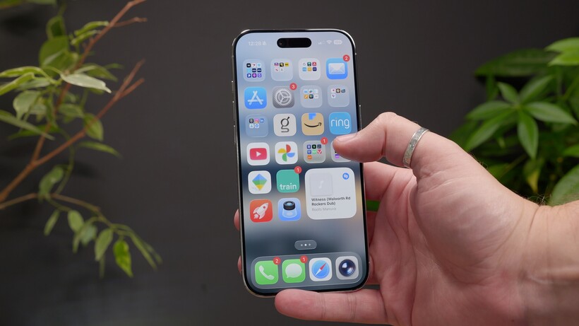 iPhone Air - écran d'accueil en main