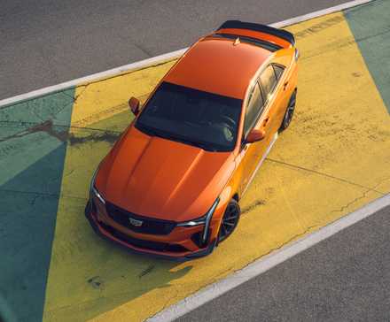 Plan 3/4 avant d'une Cadillac CT4-V Blackwing 2022