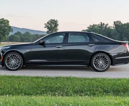 Photo de profil latéral d’une Cadillac CT6-V 2020 noire.