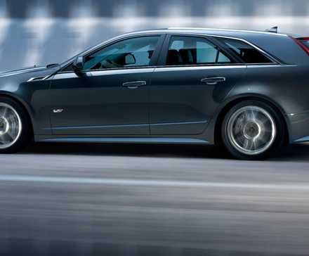 Photo de profil latérale dynamique d'une Cadillac CTS-V Wagon 2011 grise.