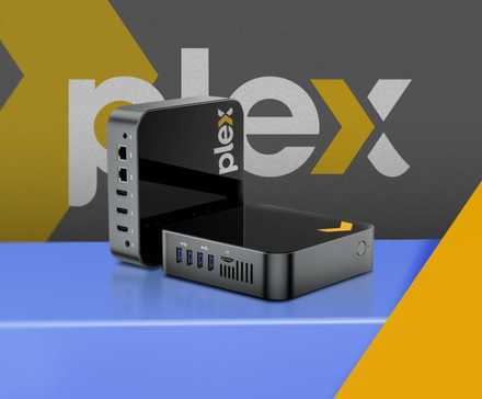 Un mini PC avec le logo Plex.