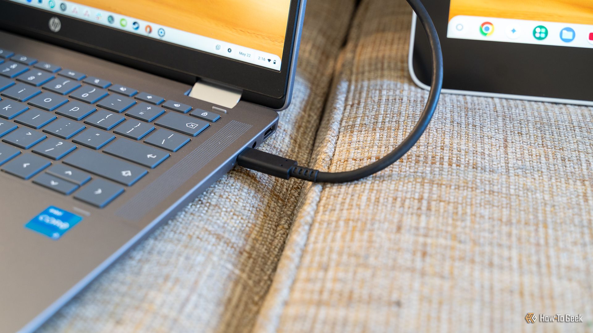 Un câble USB-C connecté à la fois à un Chromebook et à une tablette à dessin Wacom.