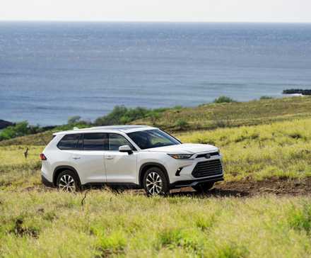 Plan 3/4 avant d'un Toyota Grand Highlander 2026