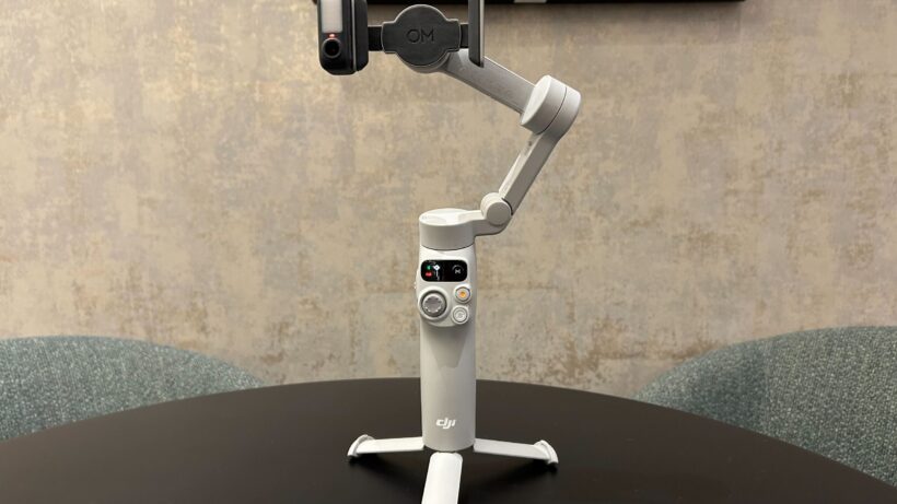 DJI Osmo Mobile 7 debout