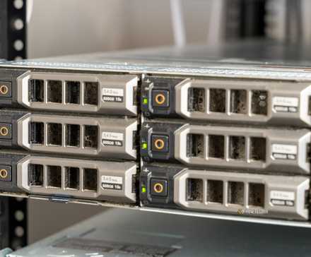 La face avant du serveur de stockage Dell R720xd avec baies de disque dur.