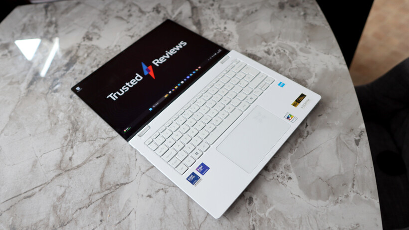 Profil posé à plat - Acer Swift Edge 14 AI (2025)