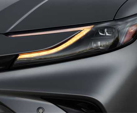 Gros plan du phare d’une Toyota Camry XSE AWD 2026 grise.